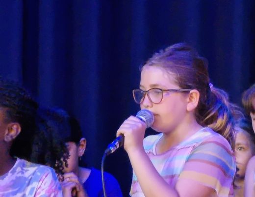 Delfina beim Chorauftritt