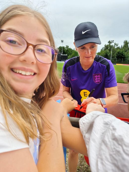Delfina mit ihrer Fussballtrainerin