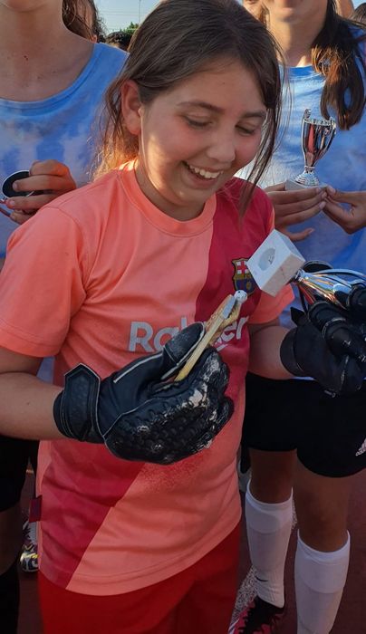 Delfina mit Pokal