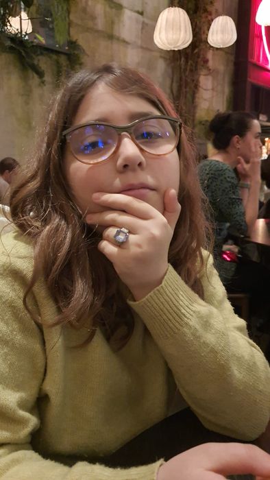 Delfina beim Sushi-Essen
