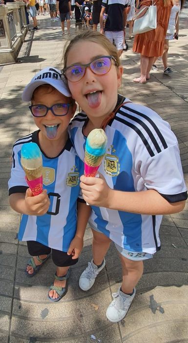 Delfina mit ihrem Bruder in Barcelona