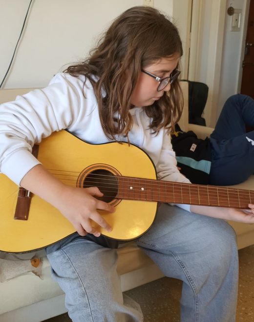 Gitarre üben mit dem Onkel
