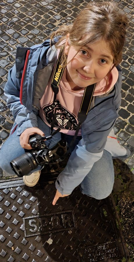 Delfina mit ihrer Kamera in Rom