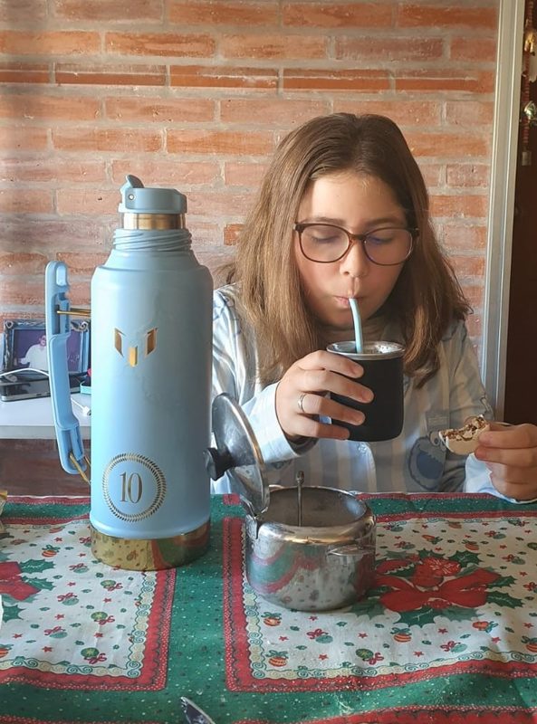 Delfina beim Mate trinken