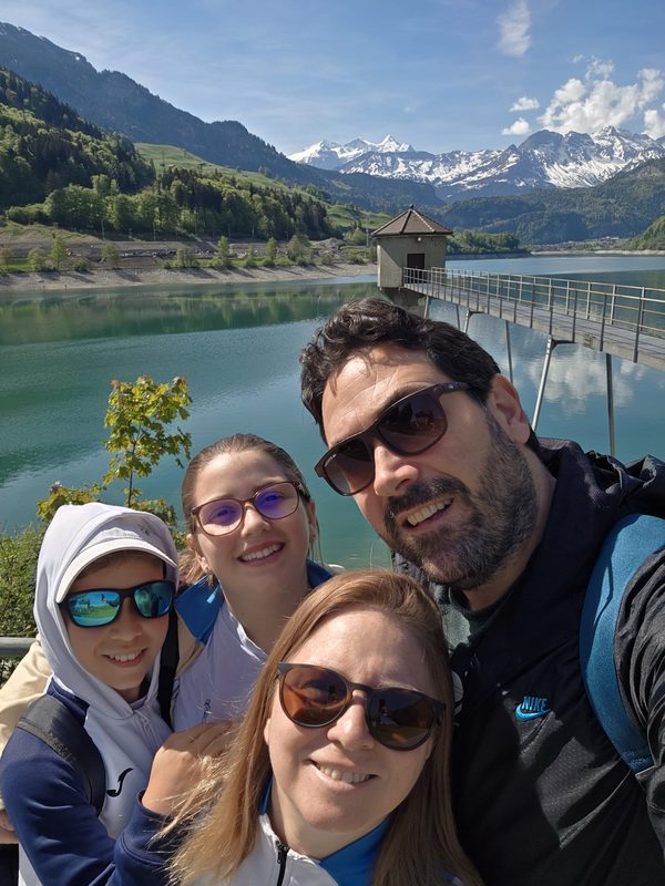 Familie am Bergsee