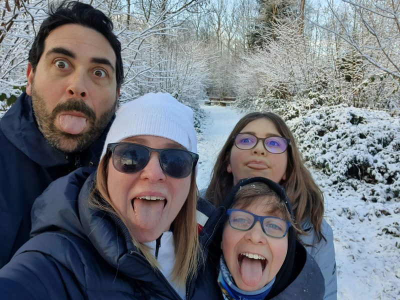 Grimassen im Schnee mit der Familie