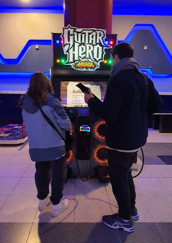 Guitar Hero spielen mit dem Onkel